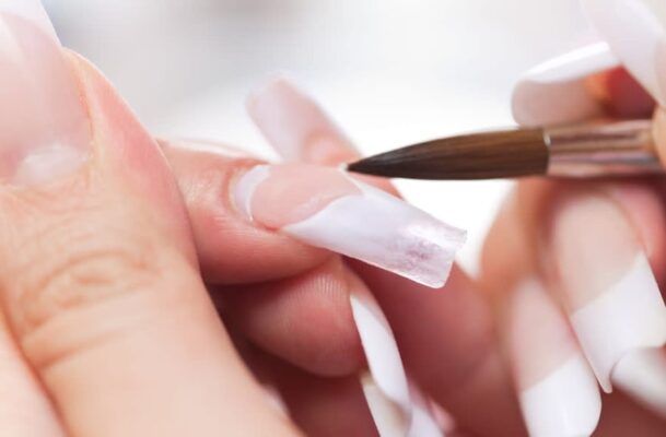 Builder Gel vs. Acrylic: Which Lasts Longer on Nails?